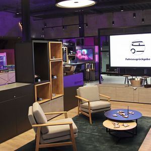 Einerseits herrscht Holz- und Betonoptik vor, andererseits laden die wohnzimmerartigen Möbel zum Verweilen ein.(Bild:  Schuler-Eisner)