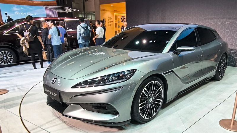 Der Denza D9 soll künftig das Modellprogramm der vornehmen BYD-Tochter krönen. (Bild: SP-X/Mario Hommen)