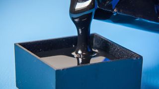 Die verbliebene Flexibilität der Vergussmasse UR5604 nach dem Aushärten stellt sicher, dass die Bauteile auf der Leiterplatte bei Temperaturwechseln nur minimal gestresst werden. (Bild: Electrolube)