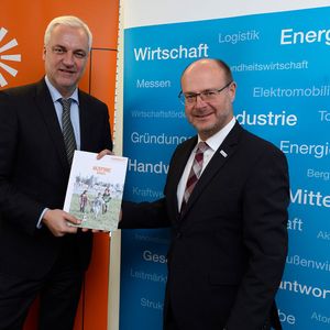 NRW-Wirtschaftsminister Garrelt Duin (l) und der Currenta-Geschäftsführer Dr. Günter Hilken (r) stellten einen Akzeptanzbericht vor, der Maßstäbe auf dem Weg zu mehr Industrieakzeptanz herstellen soll.