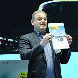 Präsentierte die gedruckte Studie in Esslingen: Franz Loogen, Geschäftsführer der Landesagentur e-mobil BW.(Bild:  Zietz – »kfz-betrieb«)