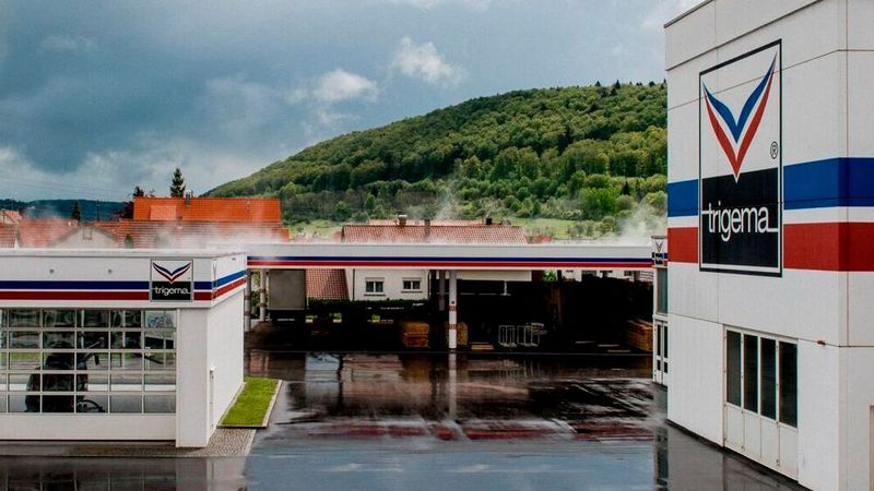 Trigema betreibt an drei seiner Standorte je eine Tankstelle. Das Textilunternehmen ist in der aktuellen Krise durch besonders günstige Kraftstoffpreise aufgefallen.(Bild:  TRIGEMA W. Grupp/Screenshot: Vogel Communications Group)