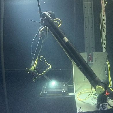 Präziser und hochwertiger! Was man hier in Aktion sieht, ist eine KI-gestützte Möglichkeit für das Schweißen an Anlagen und Einrichtungen unter Wasser. So soll etwa der Fachkräftemangel ausgeglichen werden. Lesen Sie hier, wie man sich das vorzustellen hat ... (Bild: DFKI)