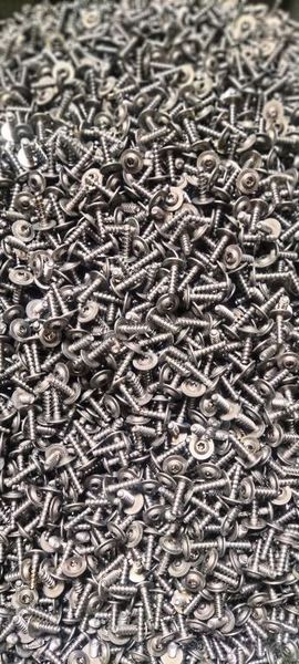 Damit die hohen Anforderungen hinsichtlich Überwachung, Steuerung und Dokumentation der Wärmebehandlung der Verbindungselemente erfüllt werden, ist ein leistungsfähiges Prozessleitsystem erforderlich, das trotz hoher Chargenzahl jeden Prozessparameter genau erfassen, zuordnen und dokumentieren kann. (Bild: Koninklijke Nedschroef)