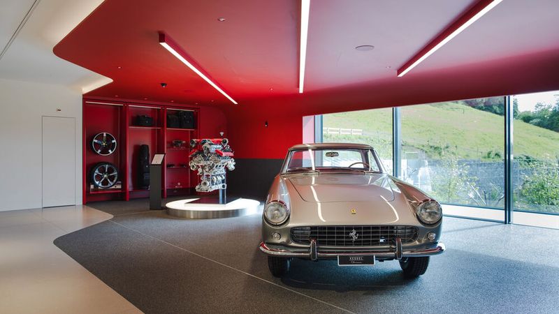 Neubau von Auto Kessel Zug AG in Sihlbrugg (Schweiz): alle Elemente der neuen Corporate Identity von Ferrari erstmals an einem Ort. (Bild: Nicola Fornaciari/SGP)