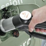 Der Wasserstoff-Tankstutzen des F-Cell ist vergleichbar mit einem konventionellen Einfüllstutzen. Auch der Tankvorgang selbst bleibt im Wesentlichen so wie mit Benzin. (Archiv: Vogel Business Media)