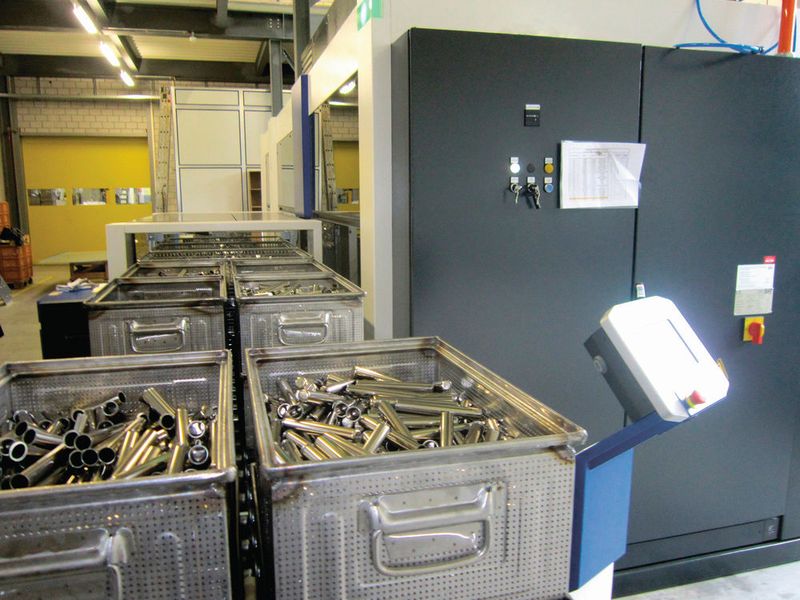 Die serienmässig für Reinigungsbehältnisse mit Abmessungen bis zu 670 x 480 x 400 mm ausgelegte Arbeitskammer ermöglicht, vier der von SFS Intec überwiegend eingesetzten Reinigungskörbe zu einer Charge zusammenzufassen. Der Durchsatz hat sich dadurch verdoppelt. (Bild: Dürr Ecoclean)