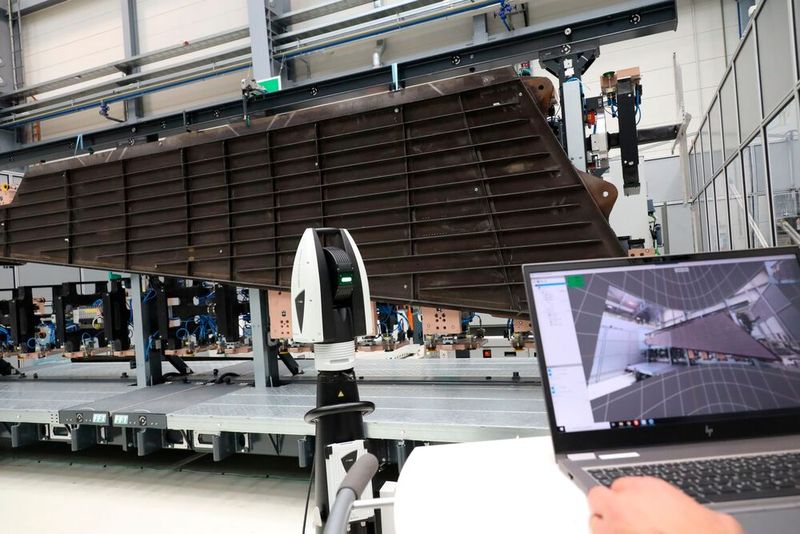 Hier ist noch ein Anwendungsbeispiel für den ATS800 im Flugzeugbau: Die berührungslose Vermessung eines großen Teils für eine Tragfläche. Aber auch in Sachen Windkraftkomponenten punktet der neue Lasertracker von Hexagon. (Bild: Hexagon)