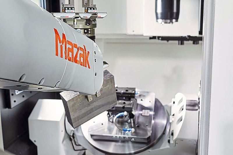 Die überaus stabile Tischkonstruktion der CV5-500 gewährleistet eine hochpräzise Bearbeitung. (Mazak)