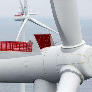 Die Siemens SWT-6.0-154 mit 6 MW Nennleistung steht für den Erfolg des Siemens Direktantriebs. Bislang wurde die getriebelose Anlage für mehr als zehn Offshore-Projekte bestellt. Zahlreiche Einheiten sind in Betrieb. In Cuxhaven produziert Siemens ab 2017 das auf 7 MW verstärkte Modell SWT-7.0-154.