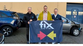 Der dritte neue Partner ist Fix Auto Chemnitz, bisher besser bekannt als Autolack Donner. Die Betriebsinhaber Jack und Jens Donner freuen sich mit Fix Auto Deutschland-Chef Roy de Lange auf die Zusammenarbeit. (Bild: Fix Auto )