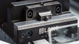 Vollständig prägen: Die durchgängige Verzahnung an den Prägebacken sorgt für deutlich höhere Haltekräfte.   (Bild: Lang Technik)