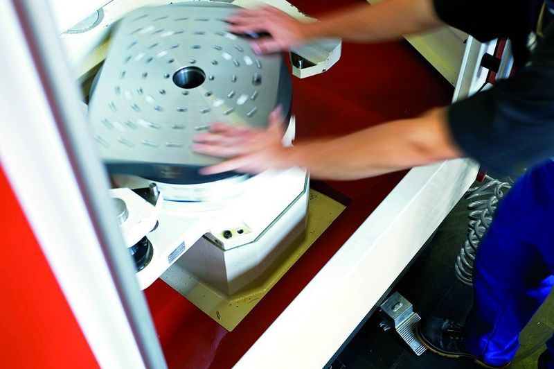 Bild 4: Der Arbeitstisch verfügt über eine kraftschlüssige Indexierung, die eine Verstellung um 4 × 90° erlaubt. (Archiv: Vogel Business Media)