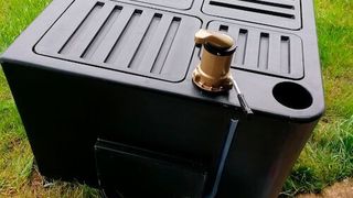 In den Hohlräumen zwischen den vier Kammern der Box befinden sich noch einmal 250 Liter Trinkwasser. Nach der Entladung kann Cairdrop als Trinkwasseraufbereitungsanlage umgerüstet werden. (Cairdrop)