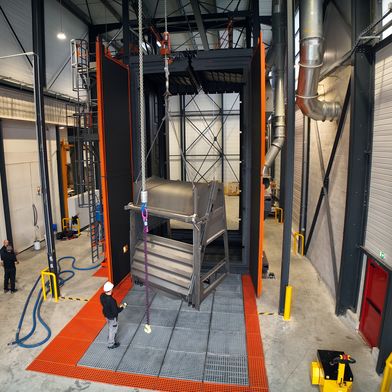 The enormous height of the blasting system enables containers up to 6.5 meters high and 4 meters wide to be blasted. (Source: Rösler)