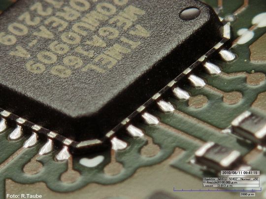 QFN-Baustein: Nicht zwangsläufig wird eine klassische Lötflanke ausgebildet(Bild:  LeiterplattenAkademie GmbH)