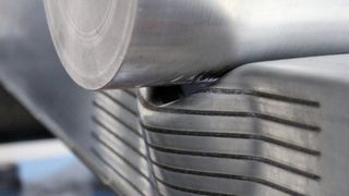 Bild 1: Eigenschaften von Karosseriebauteilen lassen sich durch eine Laserverfestigung verbessern: Im Crashtest wird geprüft, wie stark sich das Beispielbauteil unter einer Biegebelastung deformiert. (Bild: IWS)