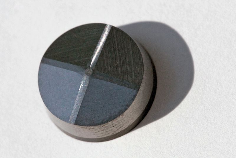 Bild 2: Die Doppelprisma-PCBN-Wendeschneidplatte ist das Herzstück des Werkzeugs. (Bild: Milltec)