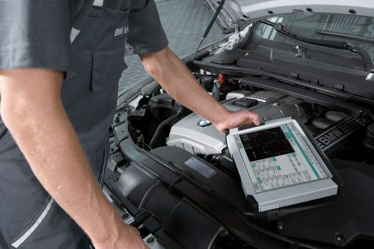 Im Rahmen einer Fehlersuche wird am Schulungsfahrzeug der Fehlerspeicher ausgelesen. (BMW)