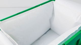 Das ist der Blick in eine neu entwickelte Transportbox aus Kunststoff. Entwickelt haben sie das Fraunhofer-LBF und die Berges GbR. Das Besondere ist, dass alle Bestandteile aus dem selben Polymer bestehen. (Bild: U. Raapke)