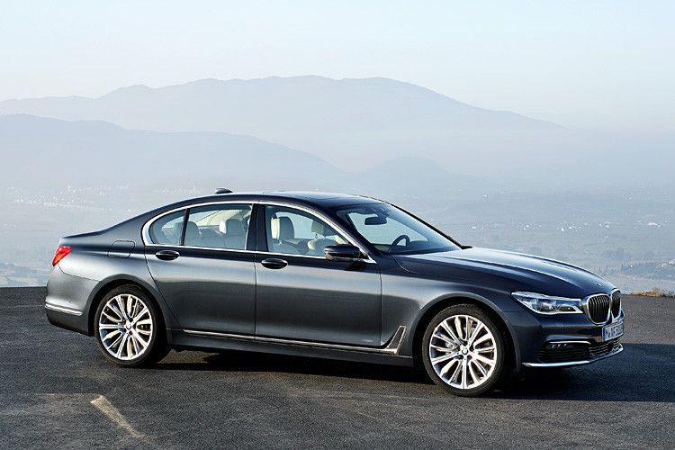 Kleiner ist das Auto allerdings nicht geworden, und das geht in diesem Segment auch gar nicht. Wichtigste Zielgruppe für den 7er sind nicht mehr deutsche Ärzte oder Anwälte, die es im Auftritt gerne etwas bescheidener hätten, ... (BMW)