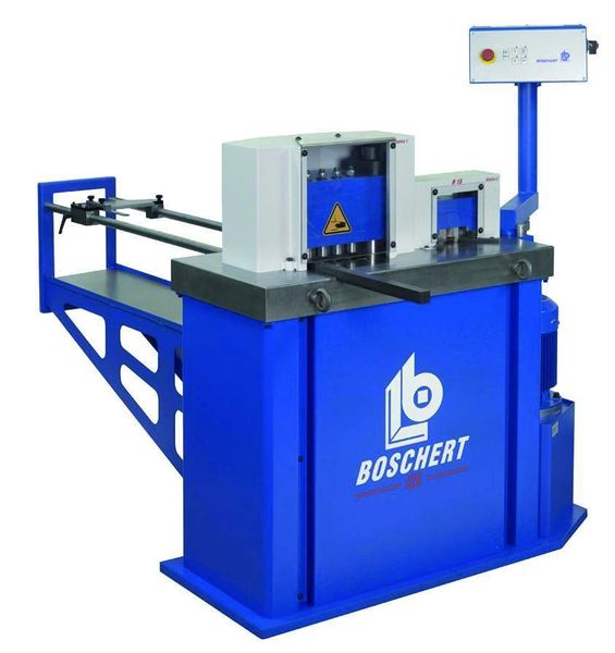 Kupfer-Scher- und Ausklinkmaschine CS zur Komplettierung der Bearbeitung von Kupferstangen und Kupfer-Flachmaterialien bis 15 mm Dicke. Bilder: Boschert (Archiv: Vogel Business Media)