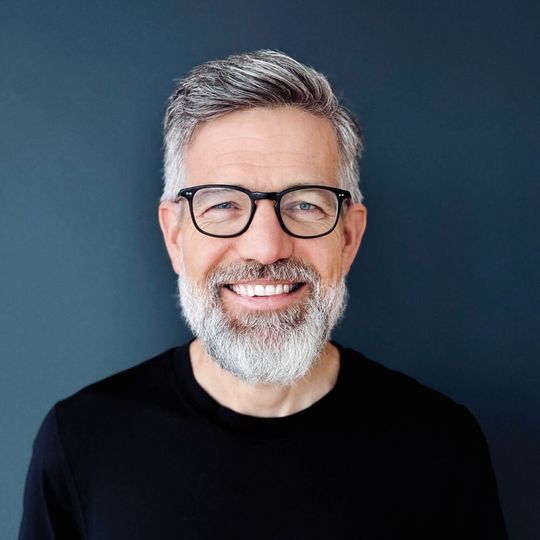 Oliver Köth, Chief Technology Officer bei NTT Data DACH: «Small Language Models eröffnen der Industrie neue Wege, KI gezielt, sicher und ressourcenschonend einzusetzen. Gerade in der Fertigung sind es in der Regel nicht die grössten Modelle, sondern die am besten trainierten, die den Unterschied machen. Wir sehen bereits heute, wie Unternehmen ihre Produktionsdaten mit speziell trainierten Modellen lokal auswerten, wie Wartungsteams sich über sprachgesteuerte Assistenzsysteme unterstützen lassen oder wie technische Dokumente automatisch klassifiziert werden – direkt am Ort des Geschehens. Das Entscheidende ist: Mit SLMs lässt sich KI in den industriellen Alltag integrieren, ohne komplexe Cloud-Setups, ohne Datenrisiken, aber mit hoher Effizienz.»(Bild:  NTT Data DACH)