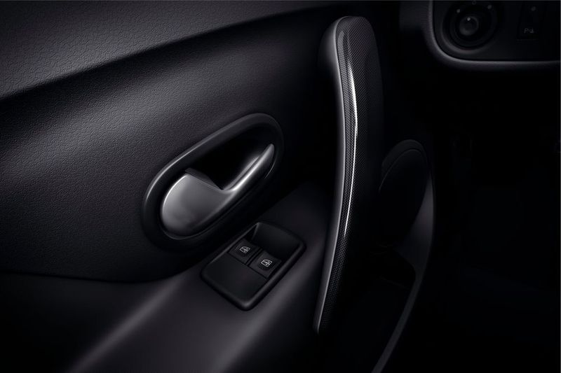 Die Schalter für die Fensterheber wanderten in die Armlehnen der Türen. (Dacia)
