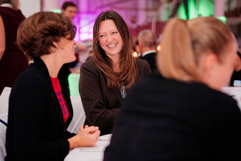 Friedericke Wöhrmann (Groundbreaker) war im freudigen Austausch mit einer Teilnehmerin. (Bild: Manuel Emme)