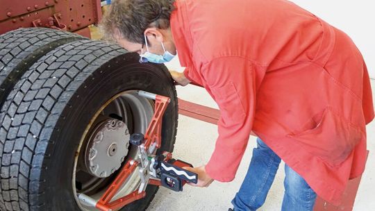 In wenigen Minuten das Fahrwerk und/oder den Rahmen eines Nutzfahrzeugs vermessen: Josam-Deutschland-Geschäftsführer Bernd Kühling demonstriert die Handhabung des „Cam Aligner“. In wenigen Minuten das Fahrwerk und/oder den Rahmen eines Nutzfahrzeugs vermessen: Josam-Deutschland-Geschäftsführer Bernd Kühling demonstriert die Handhabung des „Cam Aligner“.