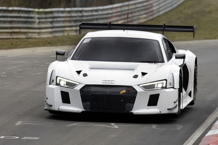 Der neue Kundensport-Audi R8 LMS in der 2015er Konfiguration bei seinem ersten offiziellen Auftritt auf der Nürburgring Nordschleife. (Foto: Audi)