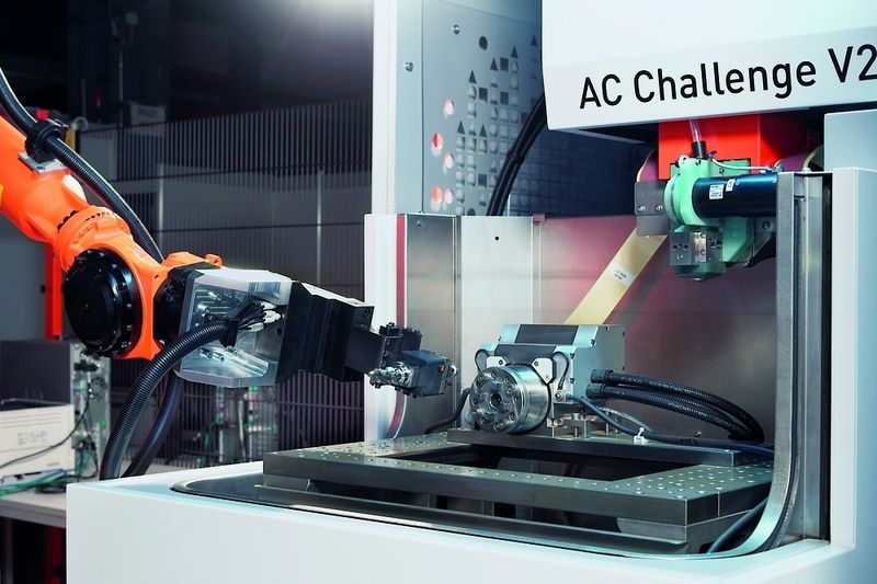 Figure 3: Work pieces are transferred from machine to machine by automated work-piece handling. (Archiv: Vogel Business Media)