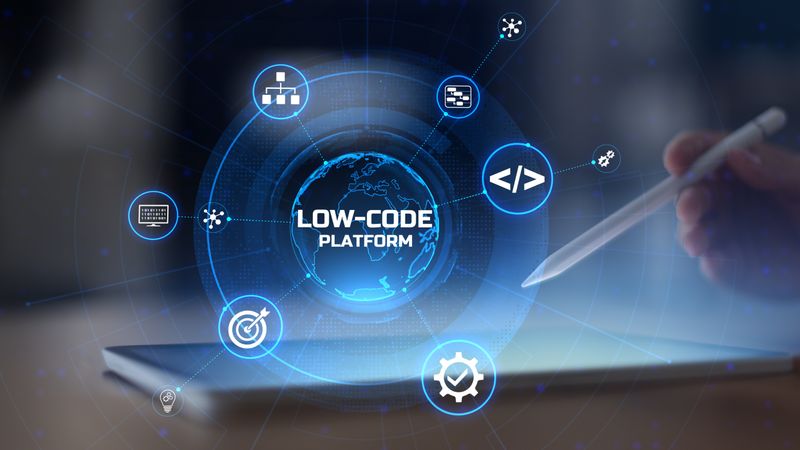 Low-Code-Plattformen ermöglichen es technisch versierten Fachanwendern und angelernten Entwicklern, Anwendungen schneller zu erstellen. Dieser Beitrag zeigt, wie die Produktentwicklung davon profitiert.(Bild:  © Murrstock – stock.adobe.com)