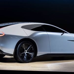 Vor allem das Heckdesign des viertürigen Sport-Coupés ist aufsehenerregend.(Bild:  Mazda)