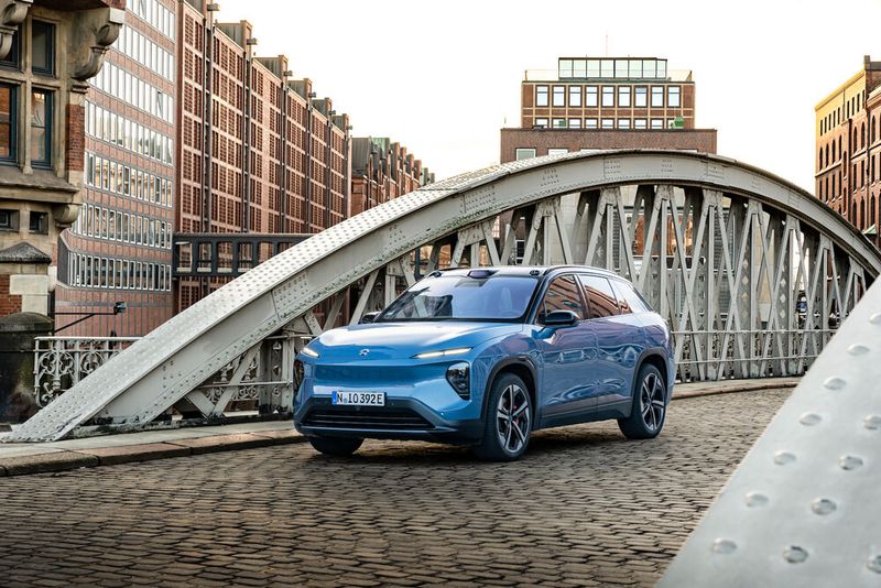 Der Nio EL 7 bietet den Komfort eines Oberklasse-SUV. Das zeigte das Fahrzeug auf der Tour in und um Hamburg.(Bild:  Nio)