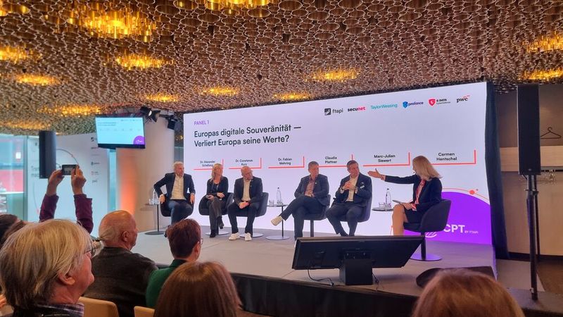 Dr. Alexander Schellong, Managing Director Cybersecurity bei der Schwarz Digits (v. l. ), Dr. Constanze Kurz, Expertin für Datenschutz und Sprecherin des Chaos Computer Clubs, Dr. Fabian Mehring, Bayerischer Digitalminister, BSI-Präsidentin Claudia Plattner, und Marc-Julian Siewert, CEO von secunet (Security Networks).  (Bild: © Serina Sonsalla)