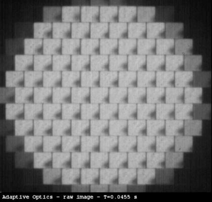 Screenshot einer Videosequenz: Das vom Shack-Hartmann Wellenfrontsensor erzeugte Bild, aufgenommen von der Eosens CL High-Speed Kamera. Es ist deutlich zu sehen, wie die Mikrolinsen die Austrittspupille des Teleskops in 85 Einzelbilder aufteilt. Jedes Video besteht aus 1.000 Einzelbildern. Die Aufnahmegeschwindigkeit der Kamera beträgt 2.000 fps (2 kHz). Das Teleskop wurde leicht seitlich zu einem Sonnenfleck ausgerichtet, der als schwarzer Fleck auf den Teilbildern zu sehen ist. Die Aufnahme wurde nicht bearbeitet und zeigt die Rohdaten. (Bild: Mikrotron)