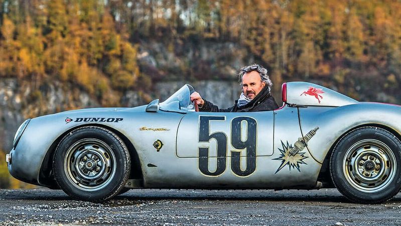 Meister im Umgang mit Airbrushpistole, Pinsel, Schwamm und vielem mehr: Dirk Patschkowski macht aus sterilen Oldtimern Fahrzeuge mit individuellem Charakter.(Bild:  Limited-Legends)