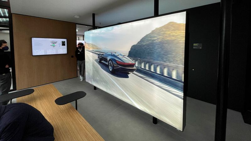 ... gibt es einem Vorraum, in dem alle Kunden verweilen, sich über einen Bildschirm zum Ladestand informieren und Santinäranlagen nutzen können. WLAN ist auch verfügbar.  (Bild: Seyerlein/VCG)