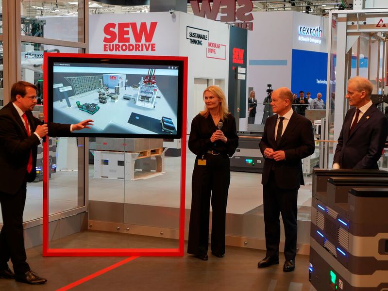 COO von SEW-Eurodrive, Jörg Hermes, zeigte der Delegation gemeinsam mit SEW-Eurodrive-Managerin Heidi Solstad Svensen unterschiedliche mobile Assistenzsysteme. (Bild: Sandro Kipar/VCG)