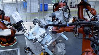 Im Rohbau der neuen C-Klasse kommen über 100 kooperierende Roboter zum Einsatz. Bild: Daimler-Chrysler (Archiv: Vogel Business Media)
