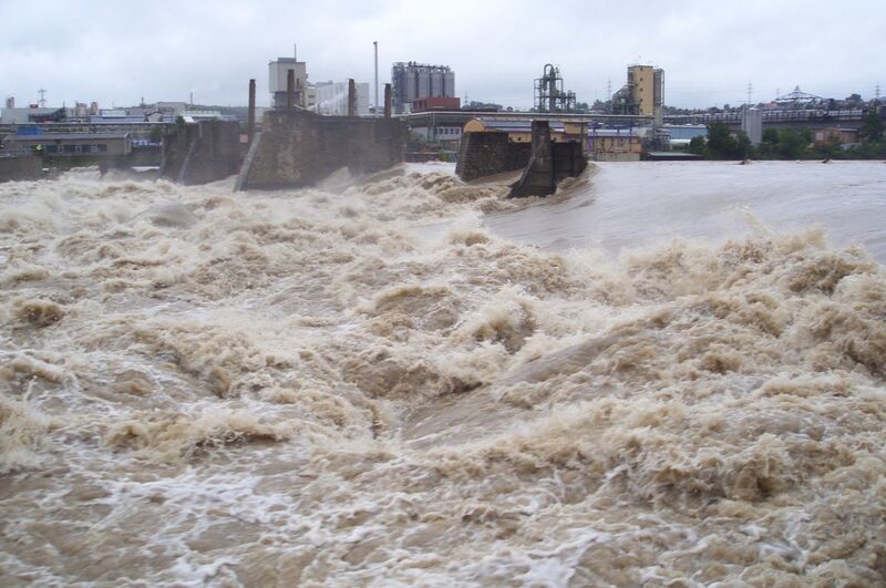 Das Hochwasser 2013 beeinträchtigte auch Wasserkraftwerke (hier das Wasserkraftwerk Rheinfelden im Jahr 2007). (Bild: ?)