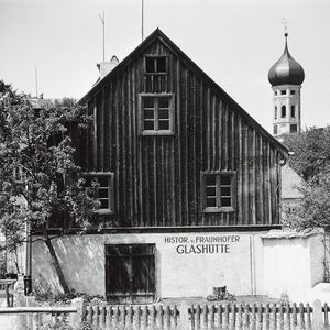 1811 übernimmt Fraunhofer die Gesamtleitung der Glashütte des Mathematisch-mechanischen Instituts in Benediktbeuern.(Bild:  Fraunhofer-Gesellschaft)