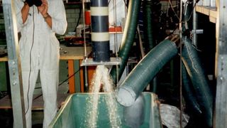 Versuchsaufbau: DN 100 Freifallmischer mischt 4 m³/h Kunststoffgranulat mit 0,02 Prozent Zinkstearat-Pulver.  (Bild: U + A Gesellschaft für Process Engineering)