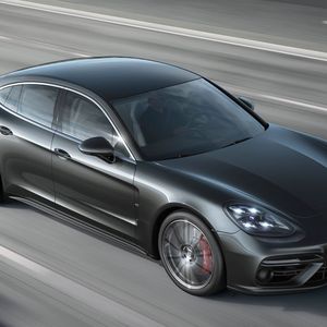 Im Vergleich zur ersten Generation kommt der neue Panamera ungleich eleganter daher.