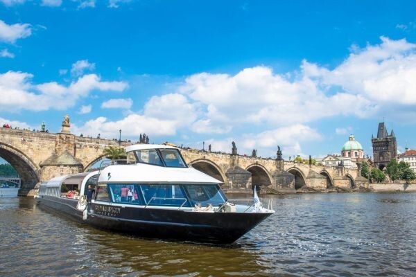 Bohemia Rhapsody auf ihrer Fahrt durch Prag: Die enge Moldau stellt hohe Anforderungen an die Manövrierbarkeit des großen Schiffes. (Prague Boats)