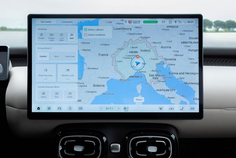 Der zentrale Touchscreen übernimmt nahezu alle Funktionen, selbst grundlegende Einstellungen sind dort untergebracht (Bild: GAC)