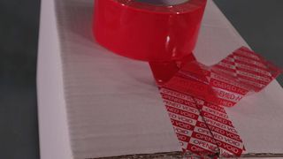 Das Fingerprint-Tape von Schümann hat einen guten Auslöseeffekt auf fast allen Metall-, Kunststoff-, Kartonage- und Folienoberflächen. (Bild: Schümann)