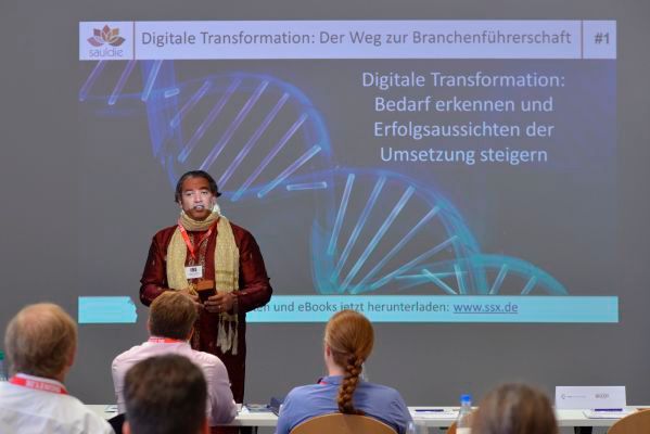 Internet-Marketingexperte Sanjay Sauldie konfrontiert das Auditorium mit den Folgen der digitalen Transformation. (Bild: Johannes Untch/Vogel Business Media)