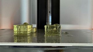 Was hier aussieht wie erstarrter Honig sind in der Entstehung befindliche Werkzeugeinsätze aus Harz für das Spritzgießen von Prototypen und Kleinserien. Der 3D-Druck – und noch viel mehr – gehört zum Know-how von SK Industriemodell ... (Bild: SK Industriemodell)